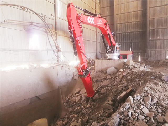 Tangshan Aggregate Plant Installed A Pedestal Boom Systems To Break Boulders At The Hopper