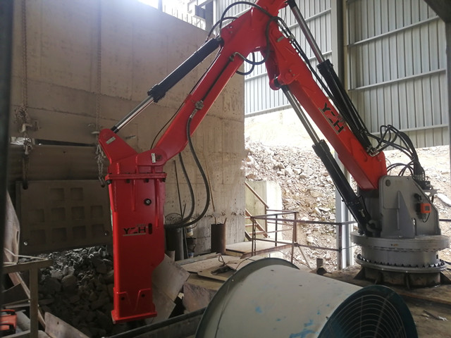 Rock Breaker System Releasing Of Jaw Crusher Clogged